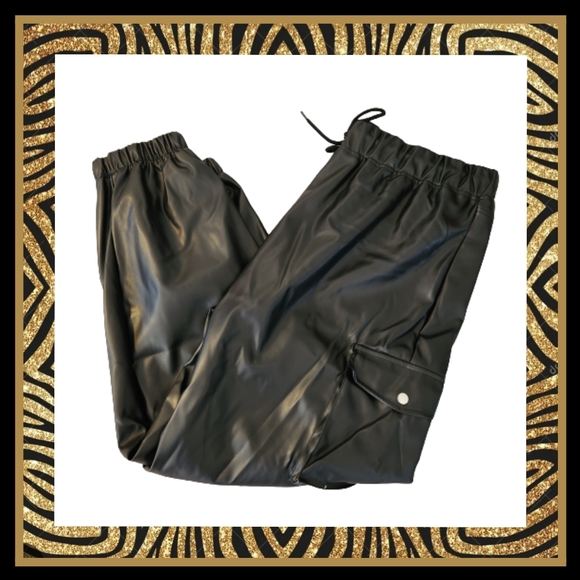 BUTTER SOFT ☆ MIDNITE BLACK ☆ FAUX LEATHER CARGO PANTS ☆ 2x ☆ NWT - Picture 1 of 12